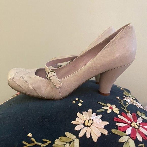 Anthropologie Retro Looking Biviel Vegan Leather Heels - Picture 2 of 8